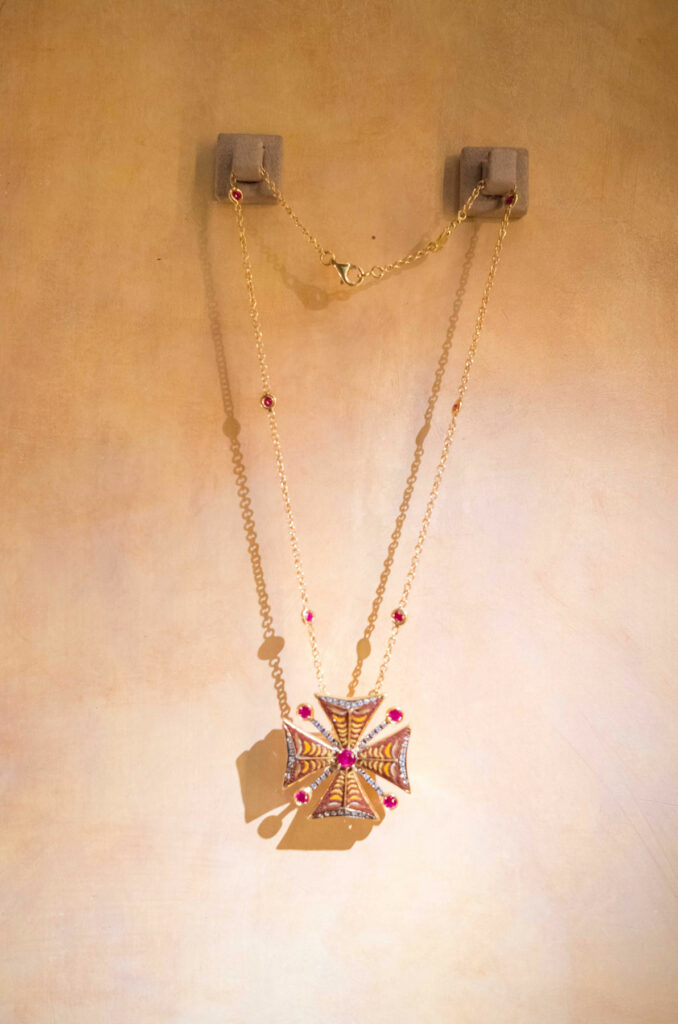 Le Sibille's jewelry showcase in the Ritz Hotel in Paris - Malta Necklace detail