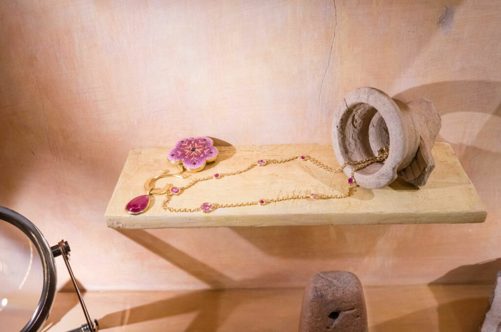 Le Sibille's jewelry showcase in the Ritz Hotel in Paris - Purple Pendant detail